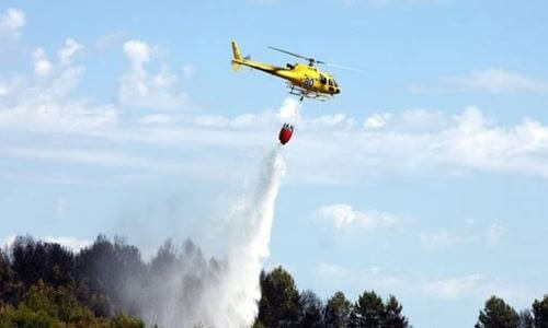 helicóptero apaga fuegos bomberos