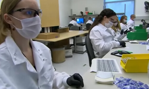 Trabajadores laboratorio ADN