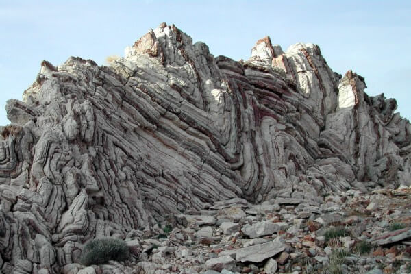 qué son los pliegues y las fracturas geológicas